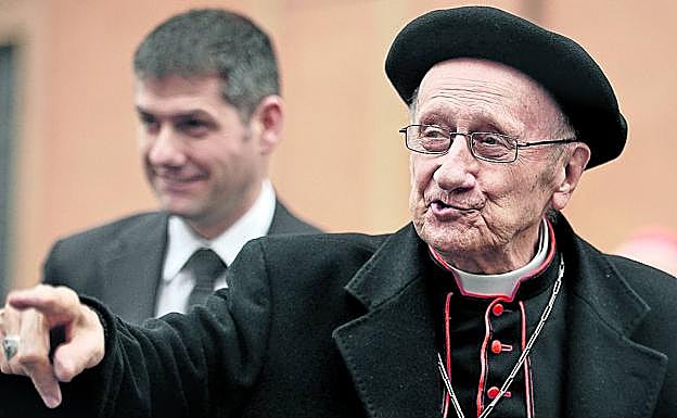 El cardenal Etchegaray con txapela, en una imagen de 2013 en El Vaticano.