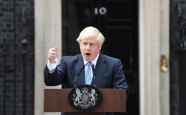 Boris Johnson, primer ministro británico, comparece ante la prensa.