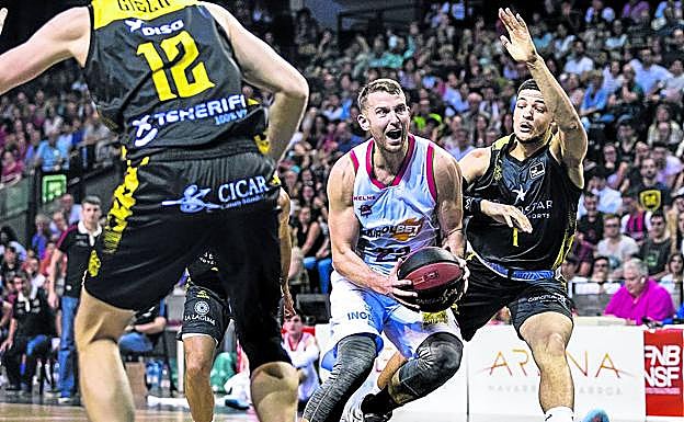 Nik Stauskas penetra tras superar con facilidad a Iffe Lundberg.