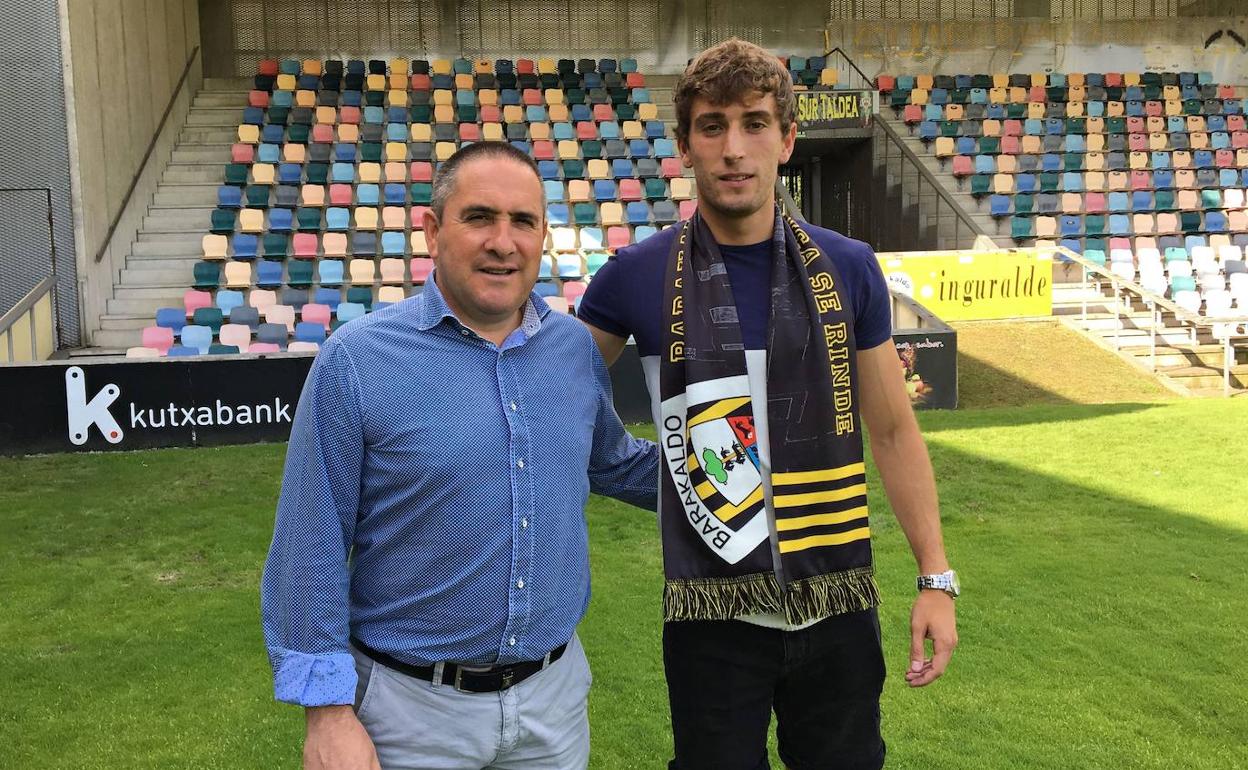 Iñaki Zurimendi , director Deportivo del Barakaldo y Iker Olaizola, nuevo fichaje del club.