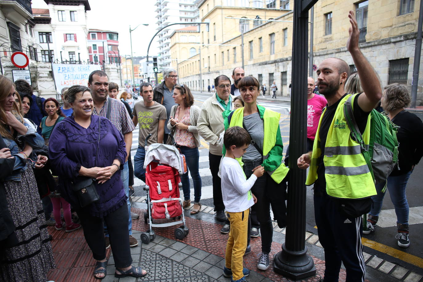 Fotos: La protesta de los vecinos en Atxuri