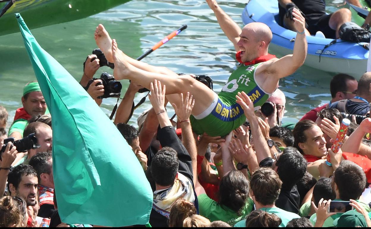 Los remeros de Hondarribia celebran su victoria. 