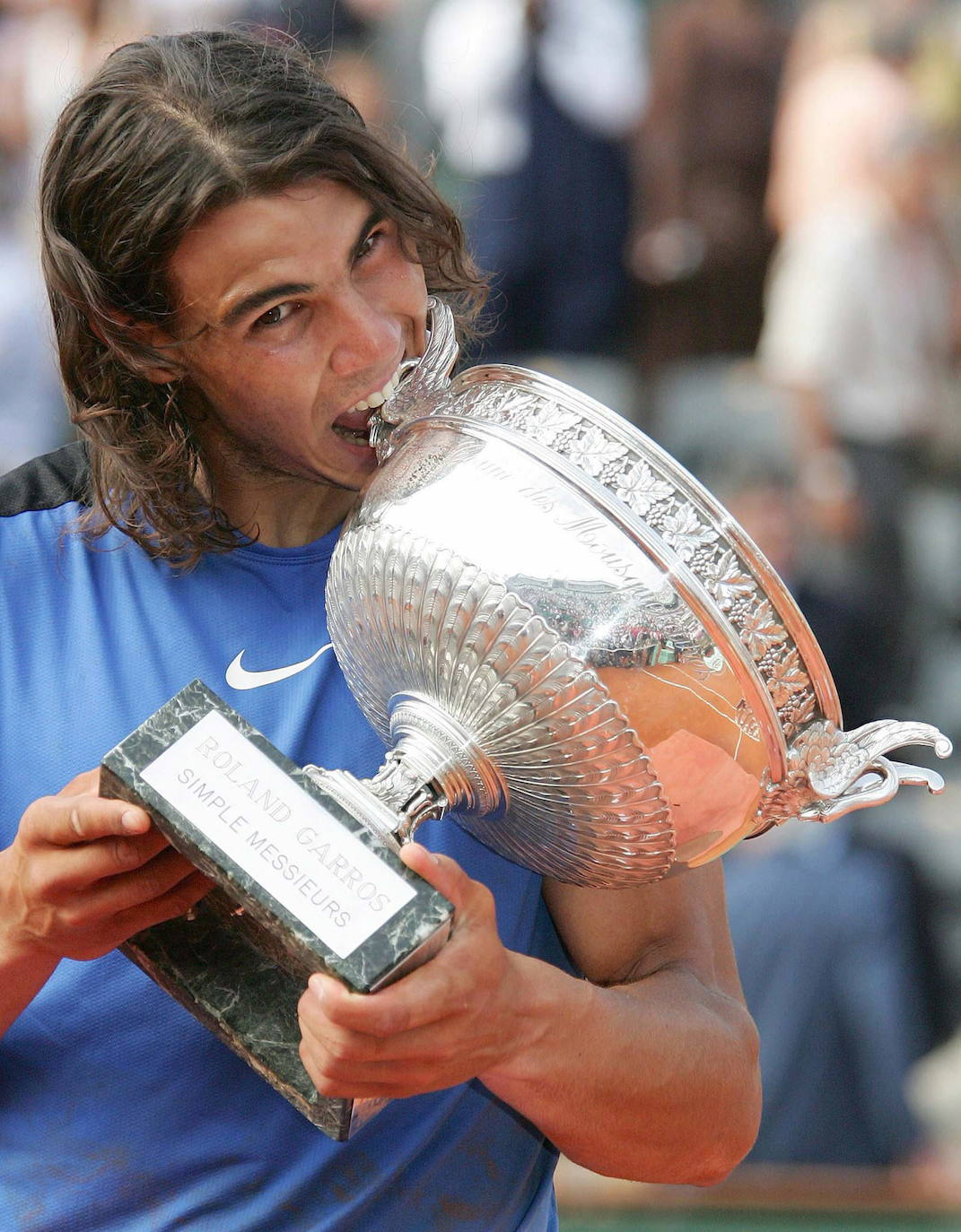 Roland Garros 2006. Nadal muerde la copa tras su primer triunfo ante Roger Federer en una final. 