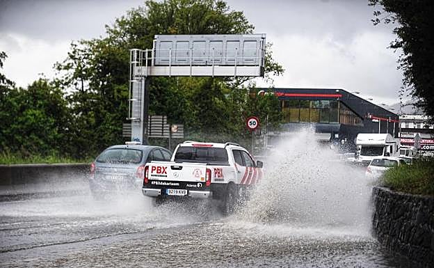 Balsas de agua en una carretera de Basauri