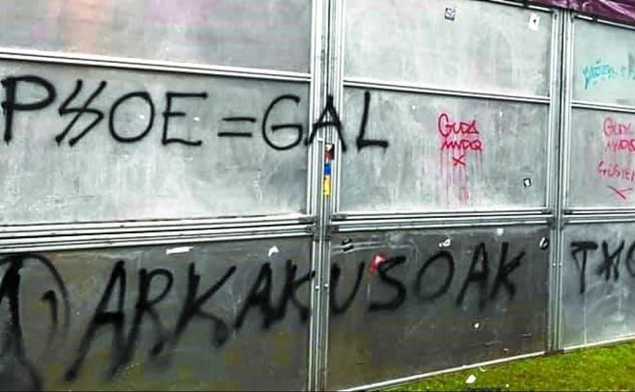 Pintadas aparecidas en la txosna.