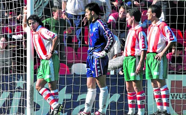 Javi González, Imanol, que salvó varios goles, Larrazabal y Ferreira, en el área del Athletic.