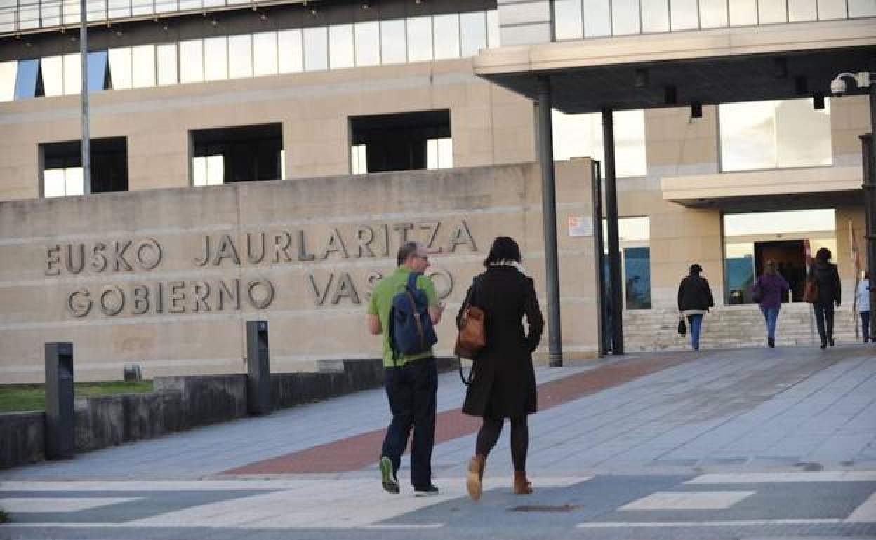 El Gobierno vasco materializa la subida de un 0,25% del sueldo de sus trabajadores públicos