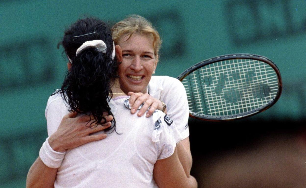 Abrazo entre Arancha Sánchez Vicario y Steffi Graf, en la final de Roland Garros de 1996 que ganó esta última. 