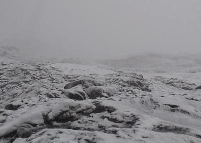 Imagen secundaria 1 - Exteriores de la estación superior de Fuente Dé, totalmente nevado a las ocho y media de la mañana. 