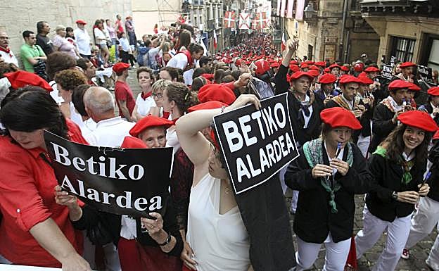 Jaizkibel desfila ante el rechazo mayoritario y entre menos abucheos.