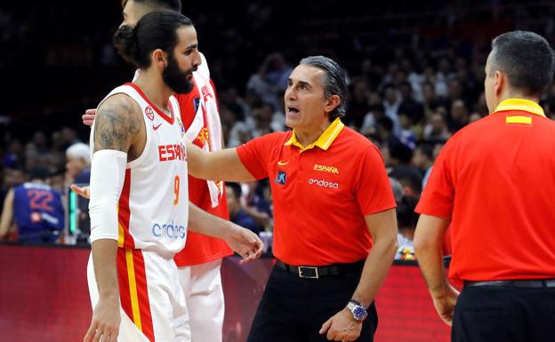 Sergio Scariolo felicita a Ricky Rubio. 