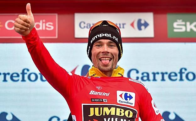 El ciclista Primoz Roglic, con el maillot rojo de líder de la Vuelta.