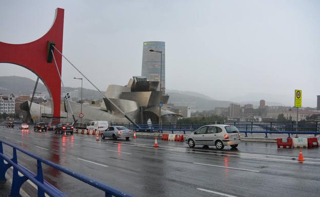 Uno de los dos carriles de bajada permanece cortado al tráfico