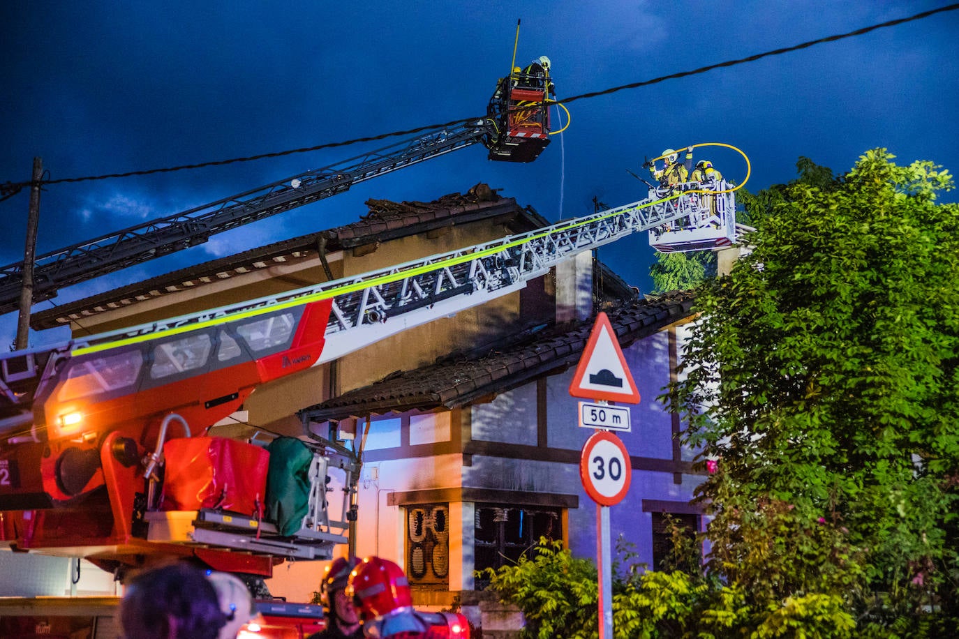 Los bomberos tratan de enfriar el edificio pasto de las llamas. 