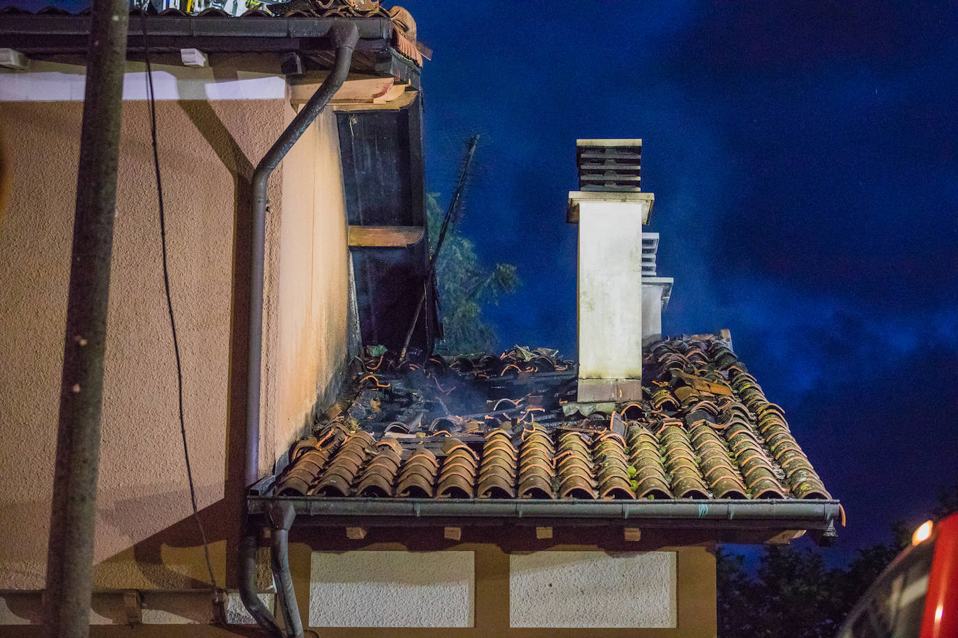 Fotos: Las llamas destruyen un caserío en el centro de Murguía