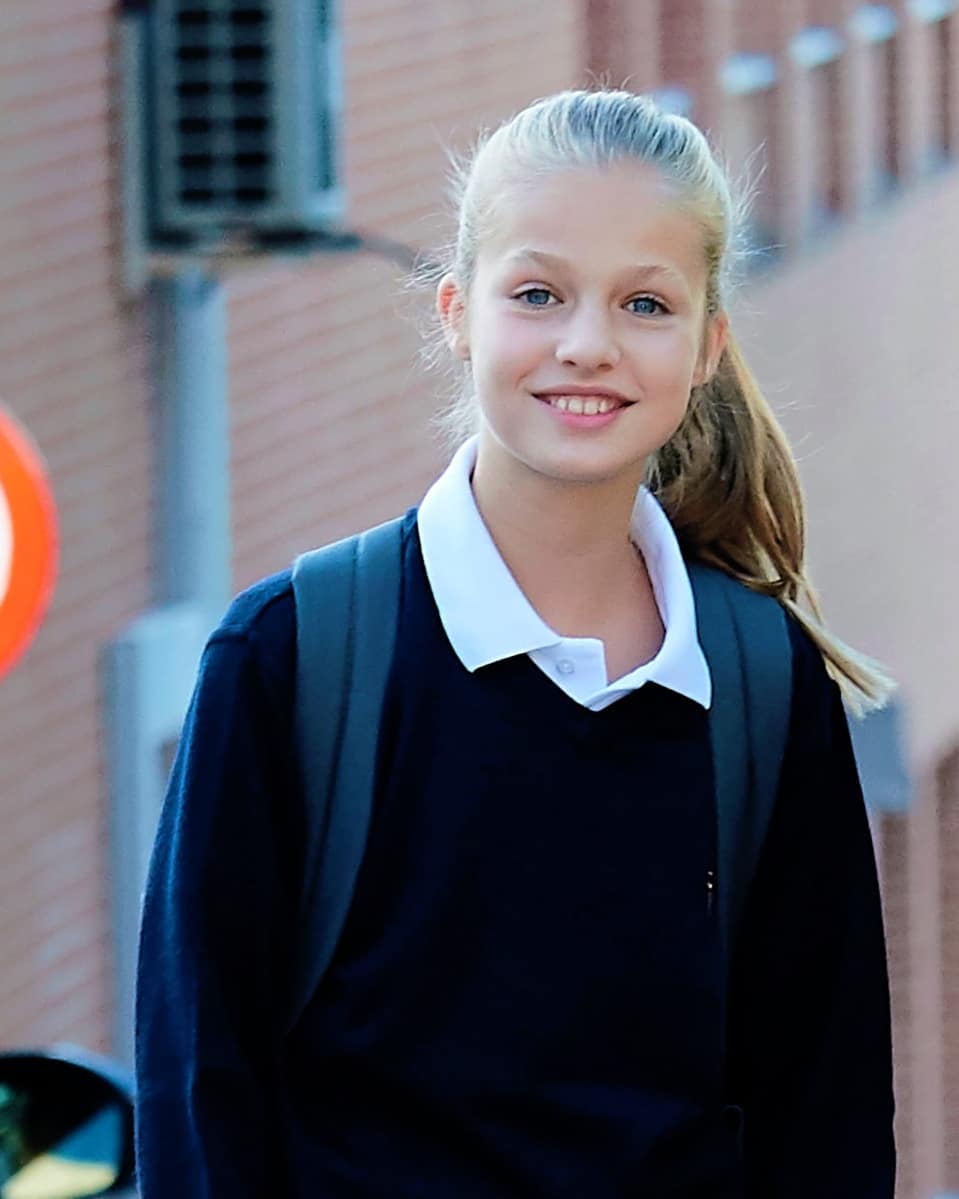 Como viene siendo tradición, doña Letizia ha acompañado a sus hijas en su primer día de colegio y, al igual que otros años, ha querido mostrar su estilo más desenfadado
