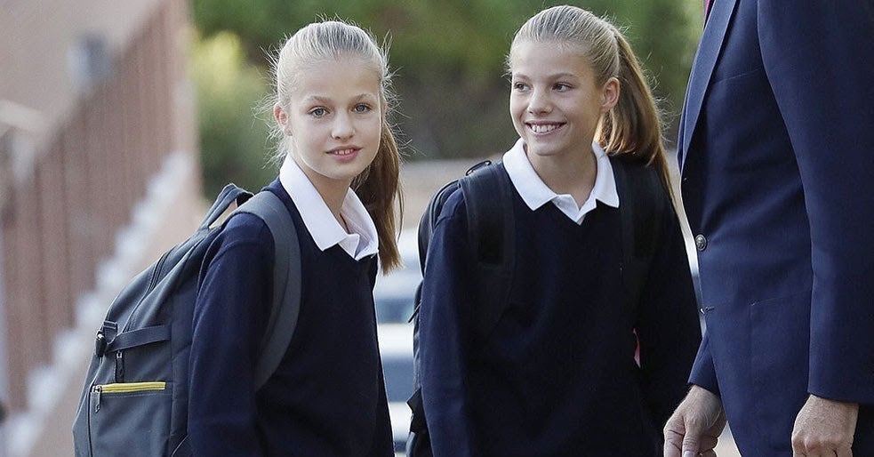Como viene siendo tradición, doña Letizia ha acompañado a sus hijas en su primer día de colegio y, al igual que otros años, ha querido mostrar su estilo más desenfadado