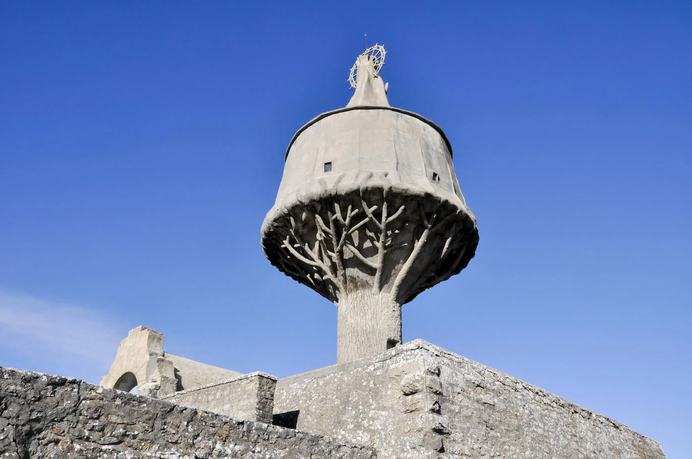 El monumento que corona la ermita de la virgen en Txarlazo.