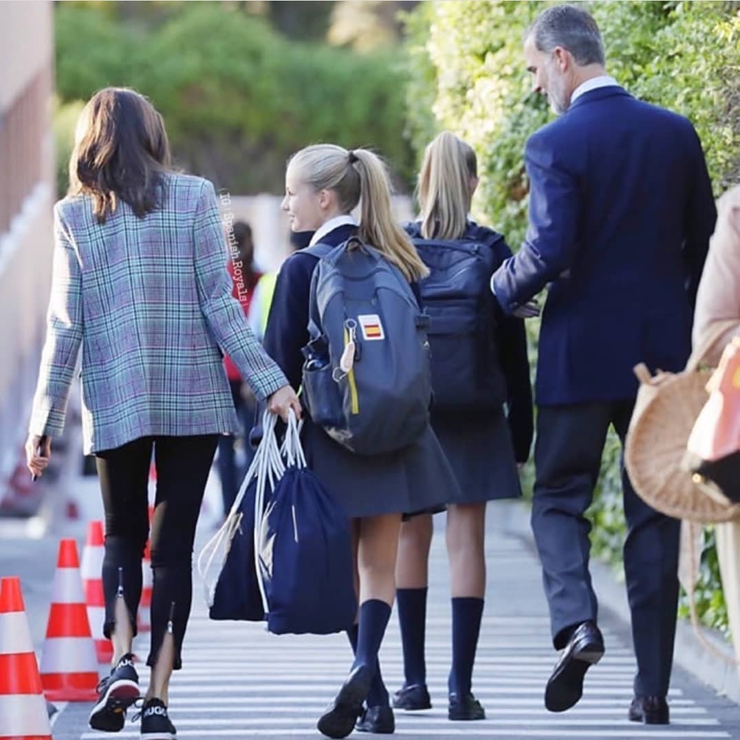 Como viene siendo tradición, doña Letizia ha acompañado a sus hijas en su primer día de colegio y, al igual que otros años, ha querido mostrar su estilo más desenfadado