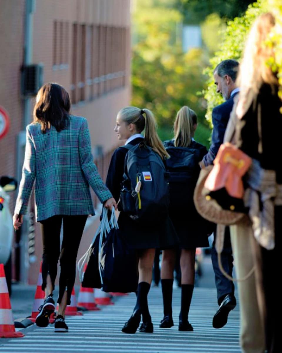 Como viene siendo tradición, doña Letizia ha acompañado a sus hijas en su primer día de colegio y, al igual que otros años, ha querido mostrar su estilo más desenfadado