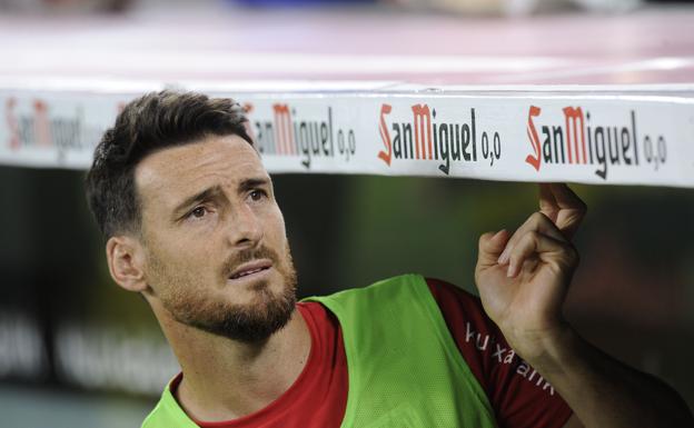 Aritz Aduriz , en el banquillo durante un partido de liga de futbol entre el Athletic de Bilbao y la Real Sociedad en San Mames