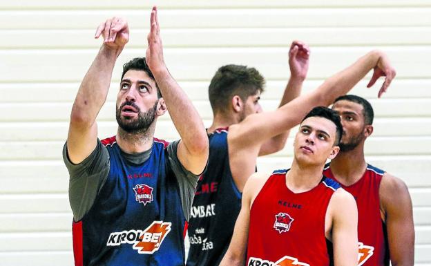 Shengelia, junto a Lautaro López, Miguel González y Shields durante un entrenamiento.