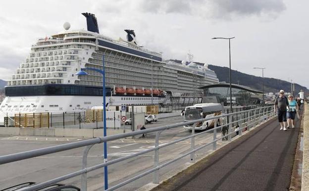 Un crucero en el muelle de Getxo.