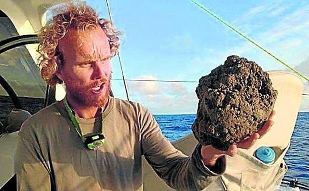 Michael Hoult fue el primero en avistar las rocas.