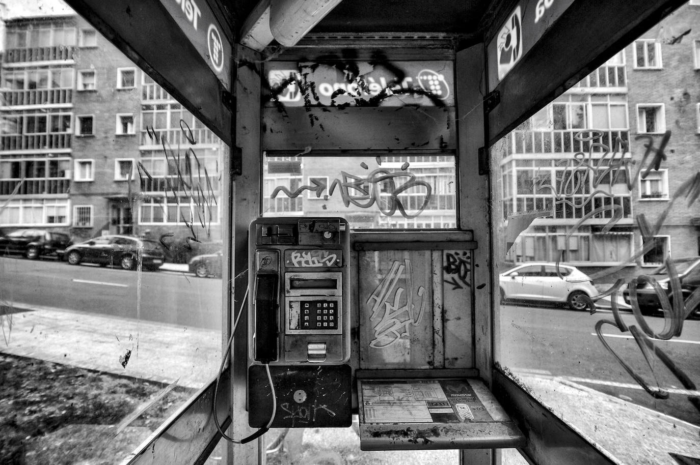 Aunque las cabinas telefónicas ya están en vías de extinción, alguna se deja ver todavía por sus calles.