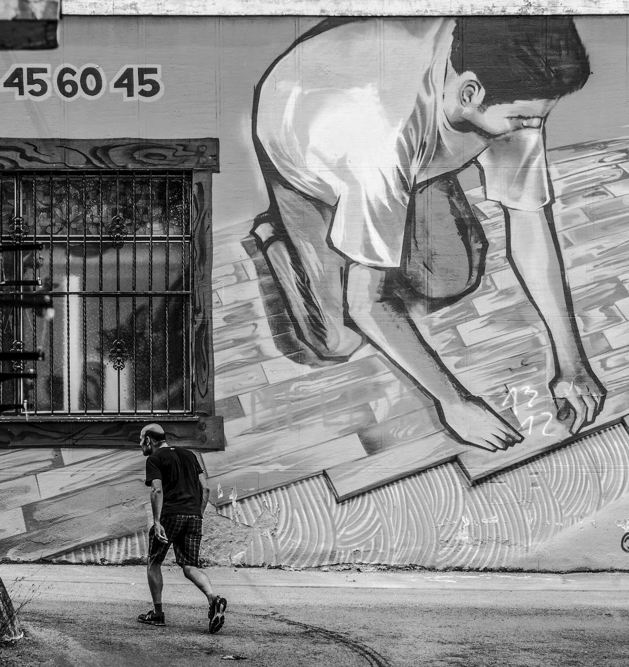 Mural de la calle Leoncio Garnier, en el comercio Parqués Txus. 