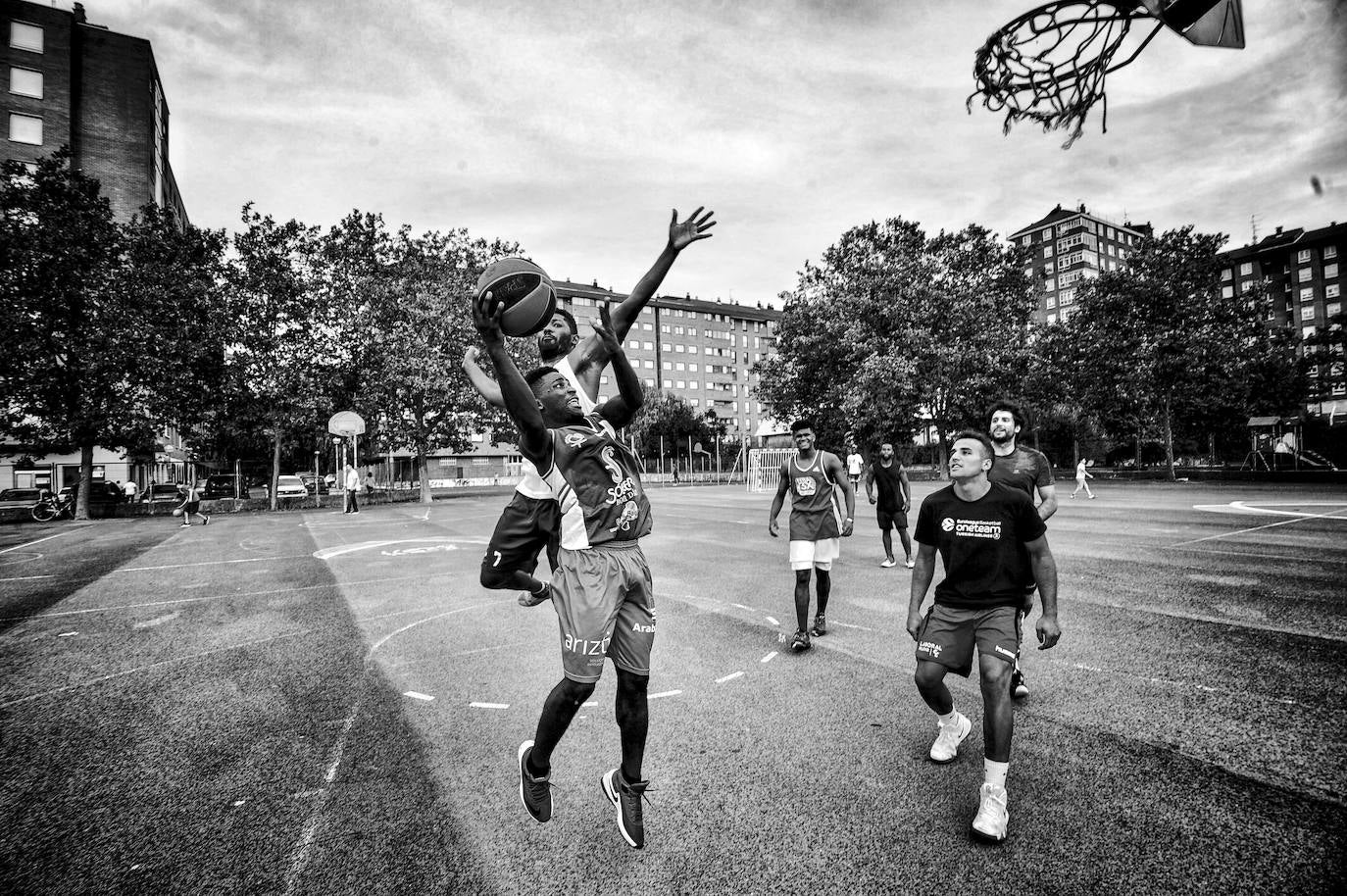 Las canchas de la calle Los Herrán se convierten cada día en un lugar de encuentro intercultural donde lanzar unas canastas. 