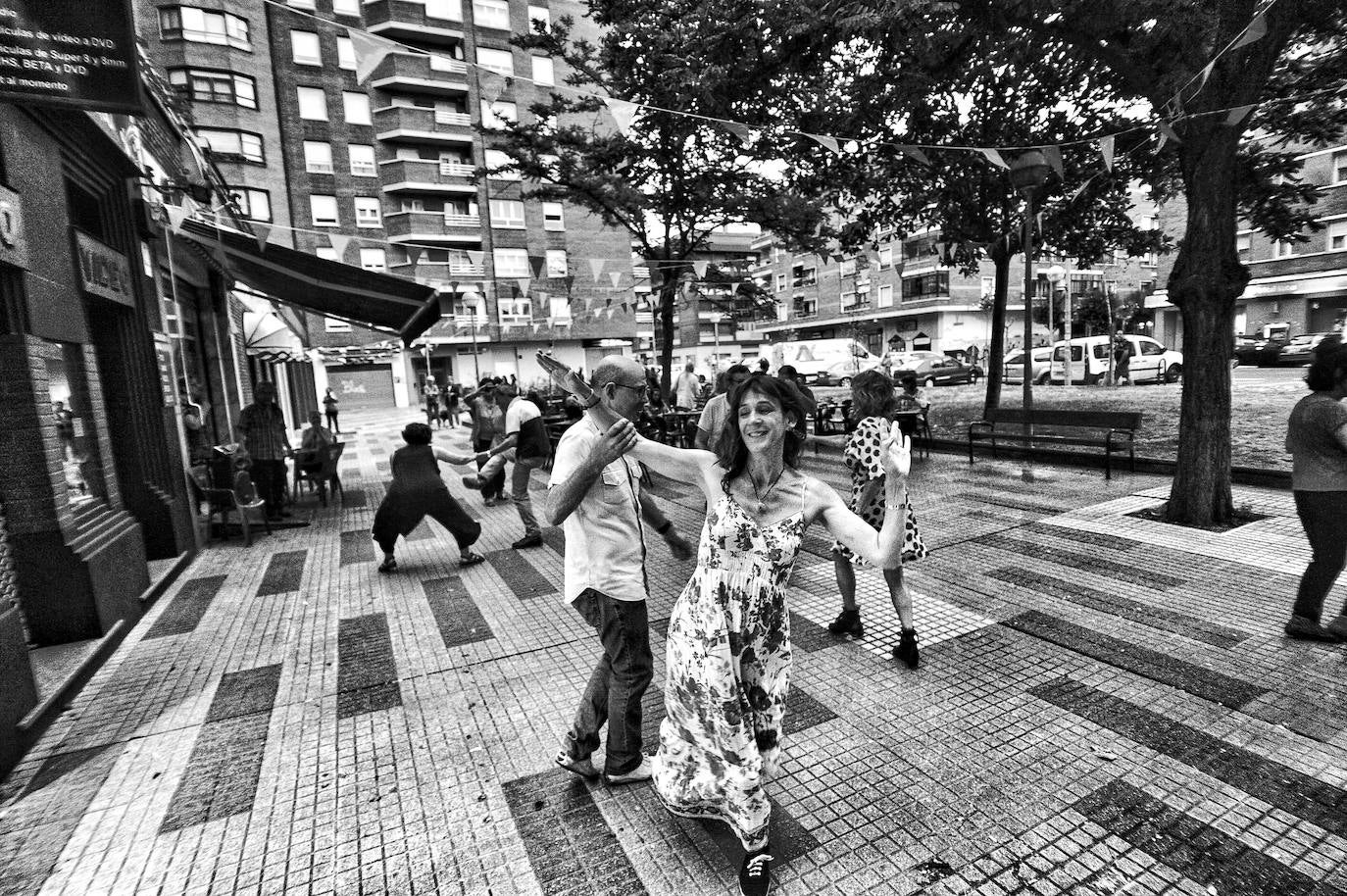 Un grupo baila swing en la avenida de Santiago.