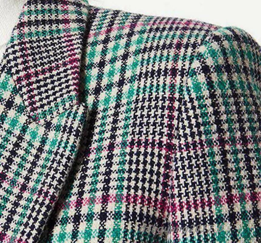 Como viene siendo tradición, doña Letizia ha acompañado a sus hijas en su primer día de colegio y, al igual que otros años, ha querido mostrar su estilo más desenfadado