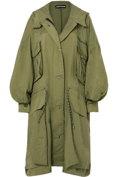 Parka ‘oversize’ con mangas abullonadas, de House of Holland (681 euros).