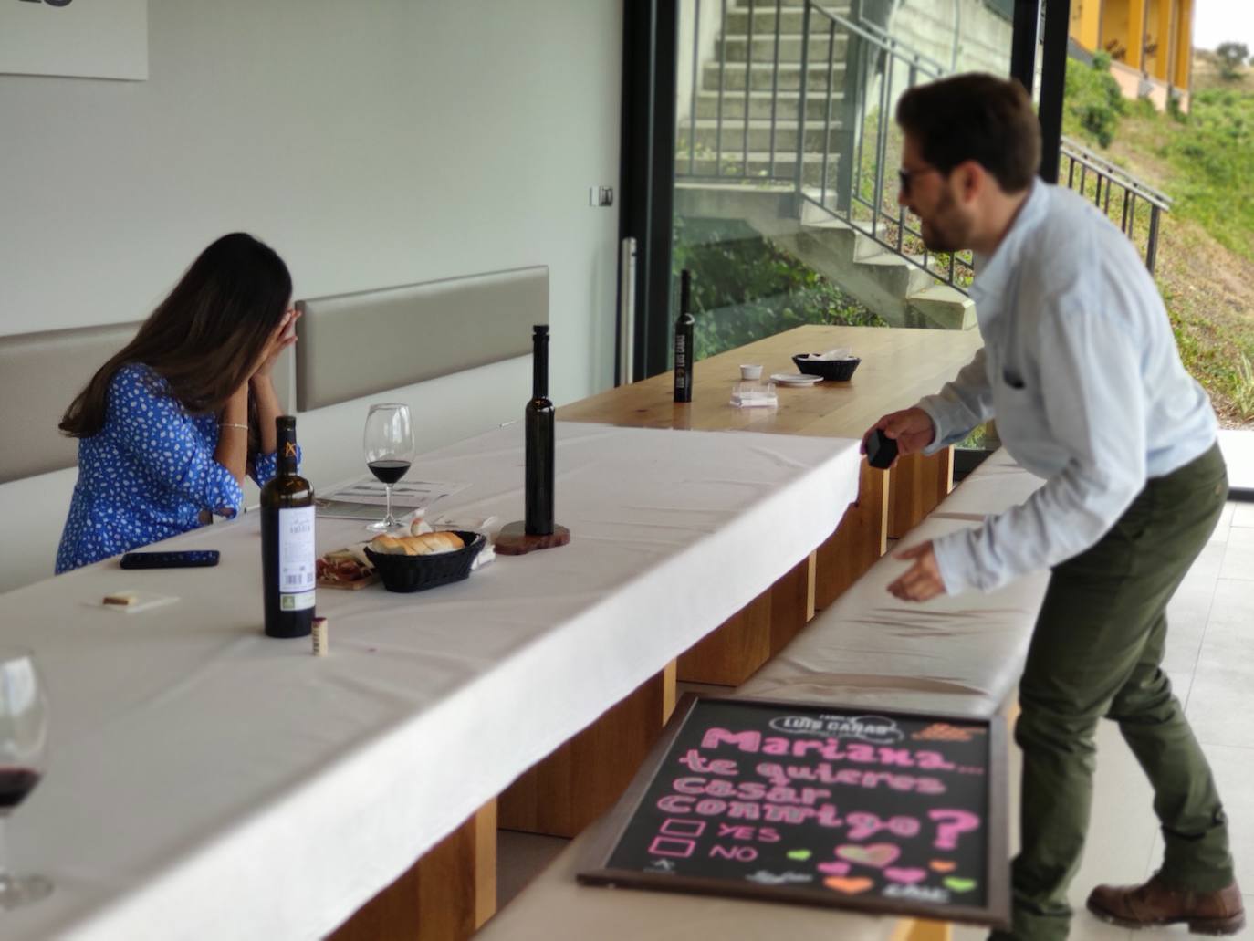 Luis Gabriel Paulín sorprendió a su novia Mariana durante una reciente visita a la popular bodega de Villabuena de Álava