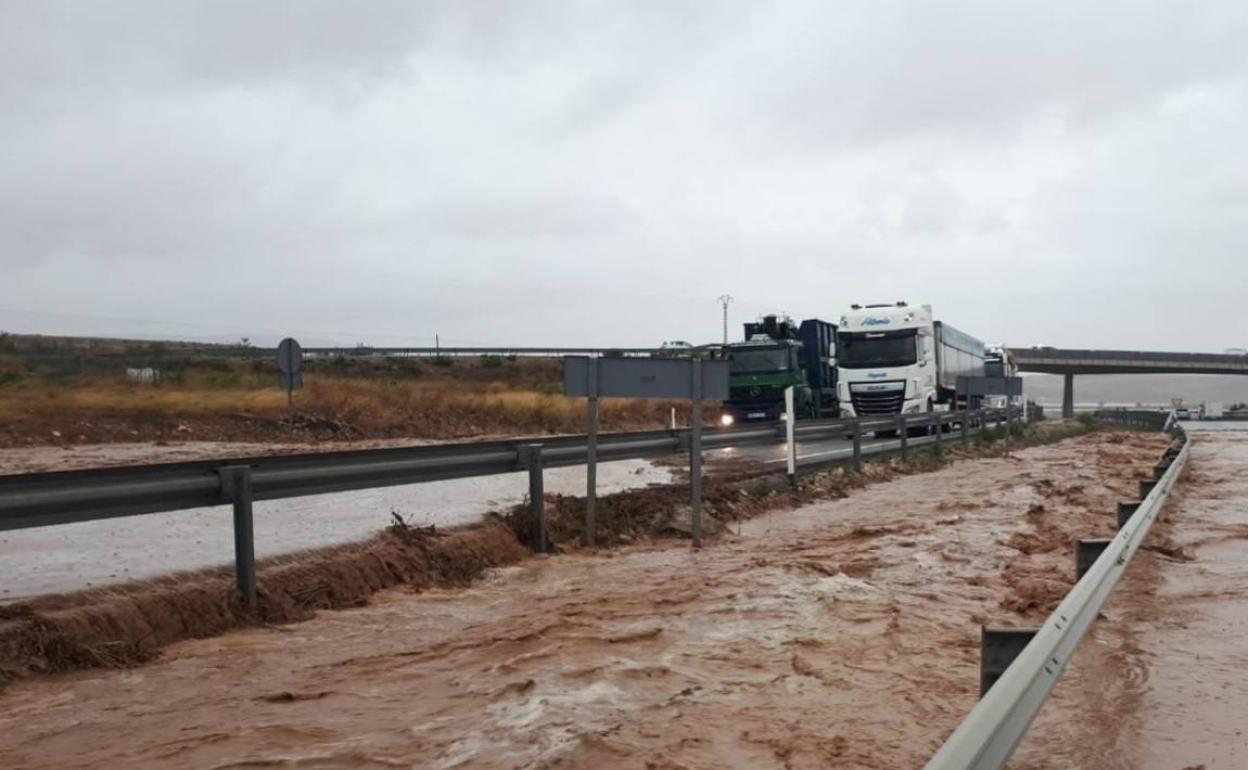 La riada corta la A-31 entre Almansa (Albacete) y Villena (Alicante).