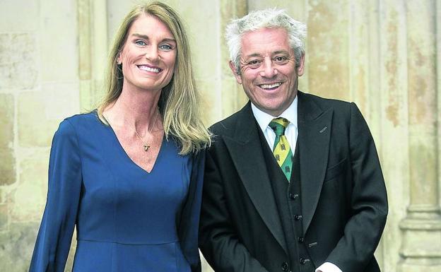 Sally y John Bercow -él subido a la acera- posan para los fotógrafos.