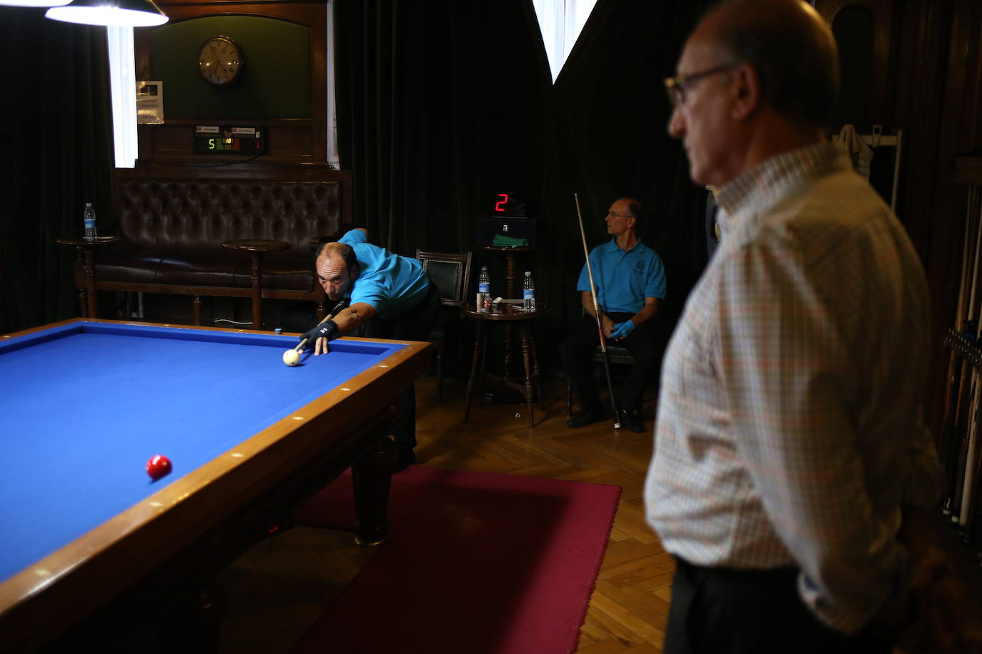 Los participantes en el torneo de billar.