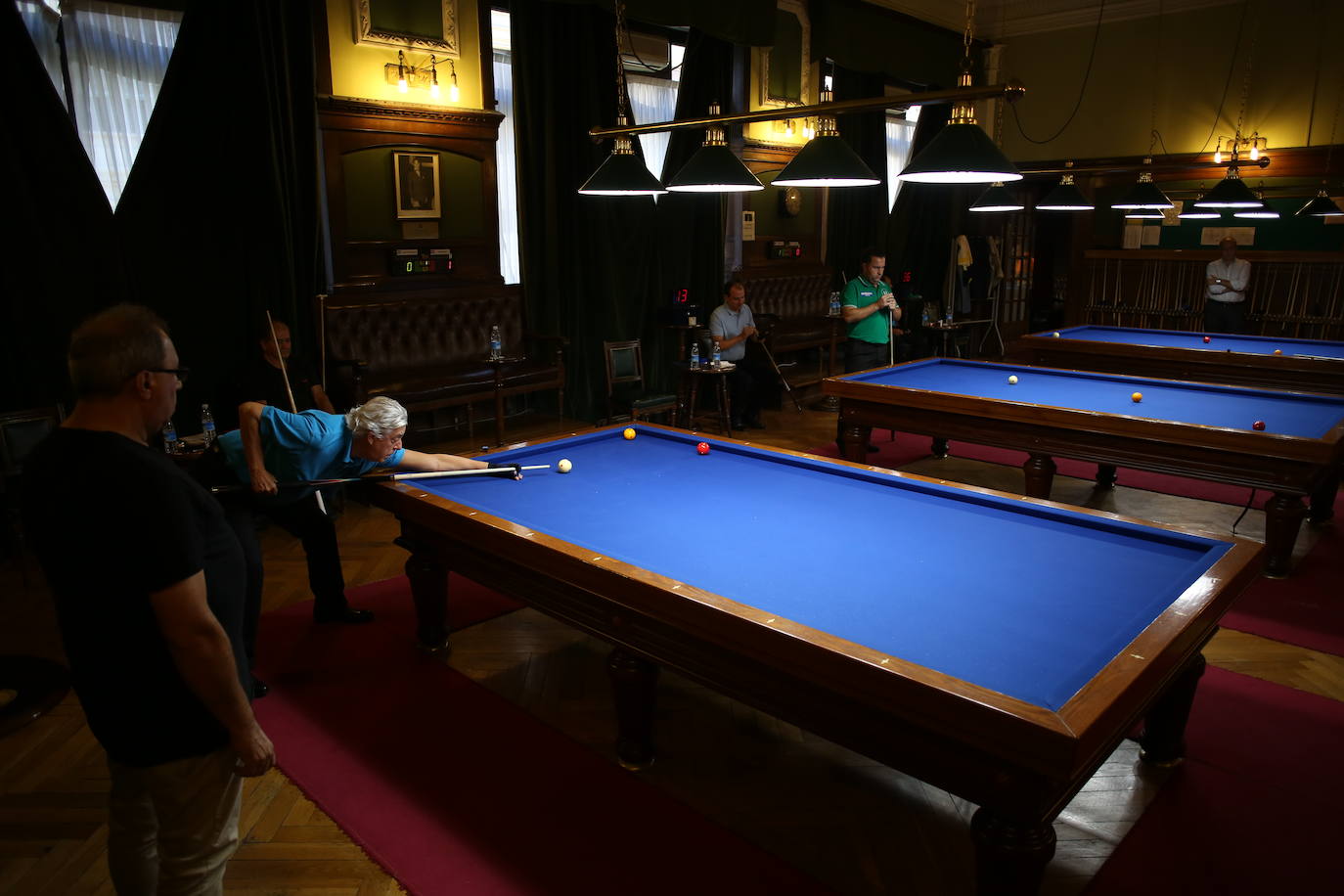Los participantes en el torneo de billar.