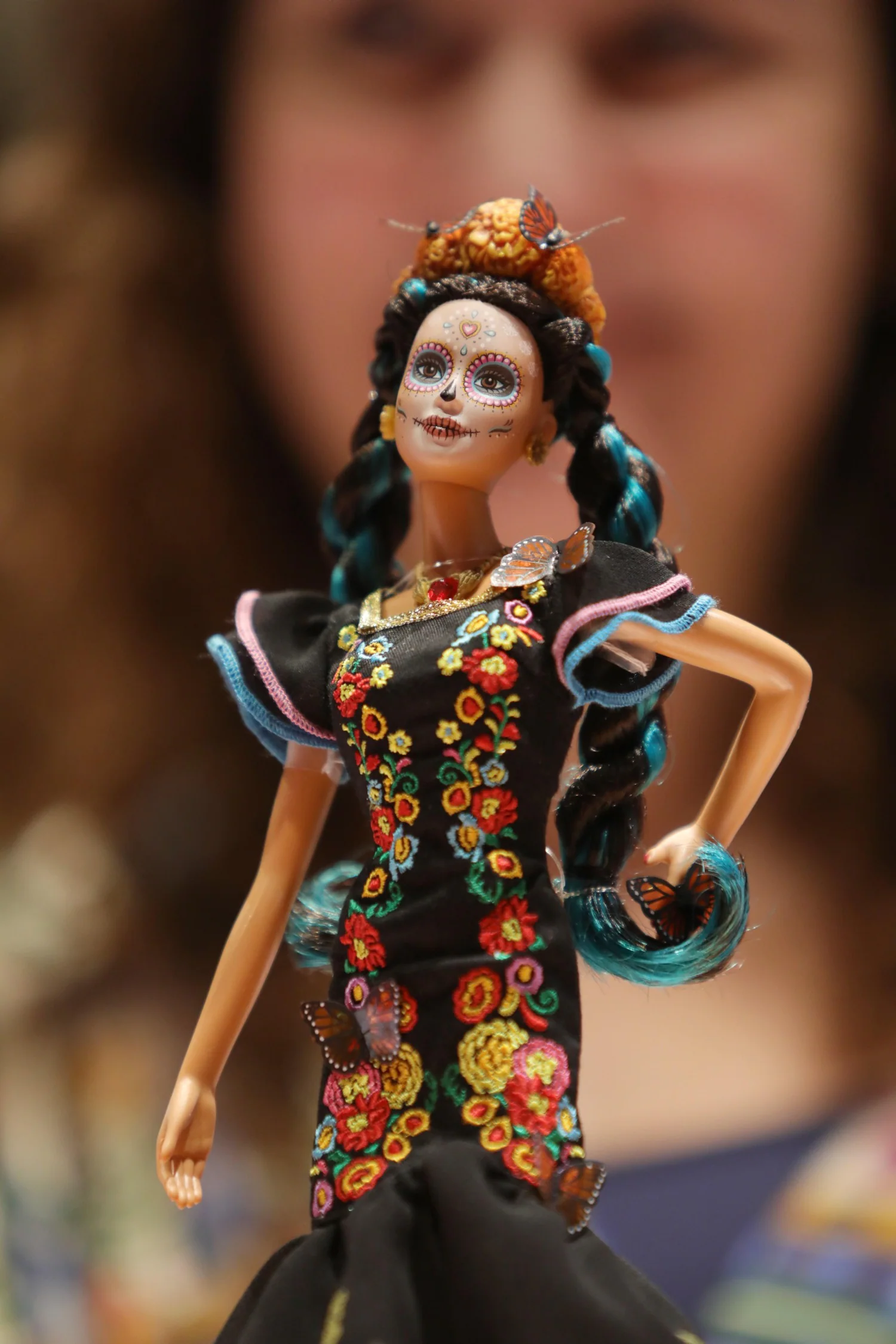 Vista de un ejemplar de la barbie conmemorativa del Día de Muertos durante su lanzamiento, en Ciudad de México (México). 