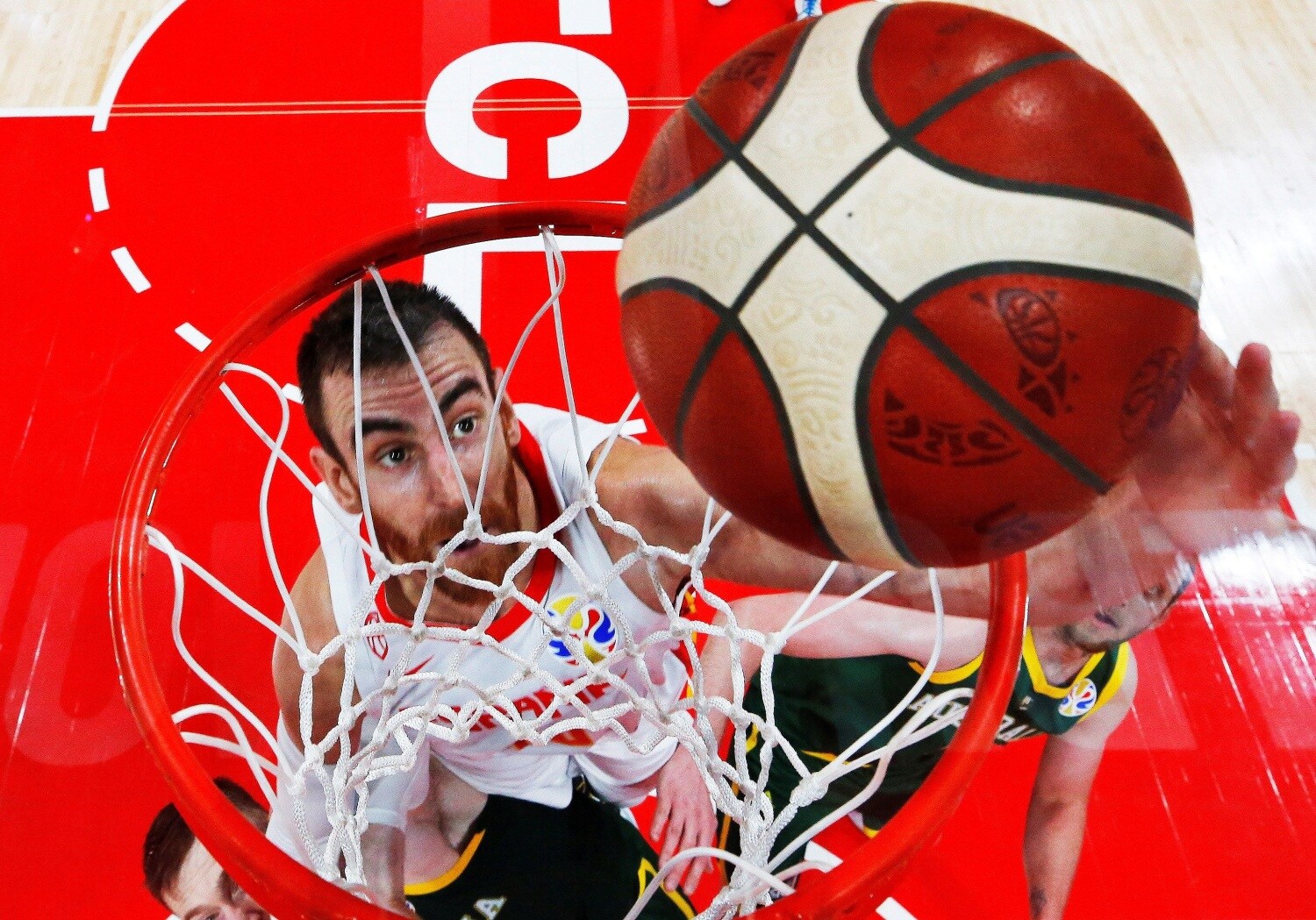 El alero de la selección española de baloncesto Victor Claver anota el punto para España durante la semifinal del Mundial de Baloncesto de China (FIBA), disputado entre España y Australia, en Pekín (China). 