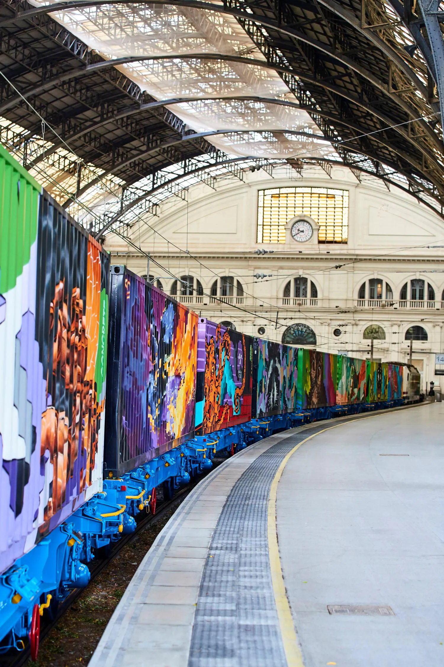 Presentación, en la Estación de Francia de Barcelona, del "Tren de Noé", un tren de contenedores de mercancías pintados con imágenes de animales, que sirve para llamar la atención sobre la necesidad de aumentar la cuota de tren en el transporte de mercancías en Europa. 