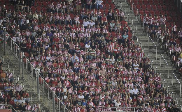 La afición, en las gradas de Son Moix. 