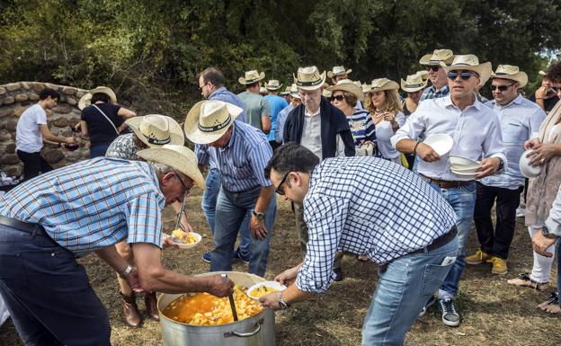 Antonio Martínez y Julián Pérez sirvieron un rancho a la pastora a decenas de paisanos.