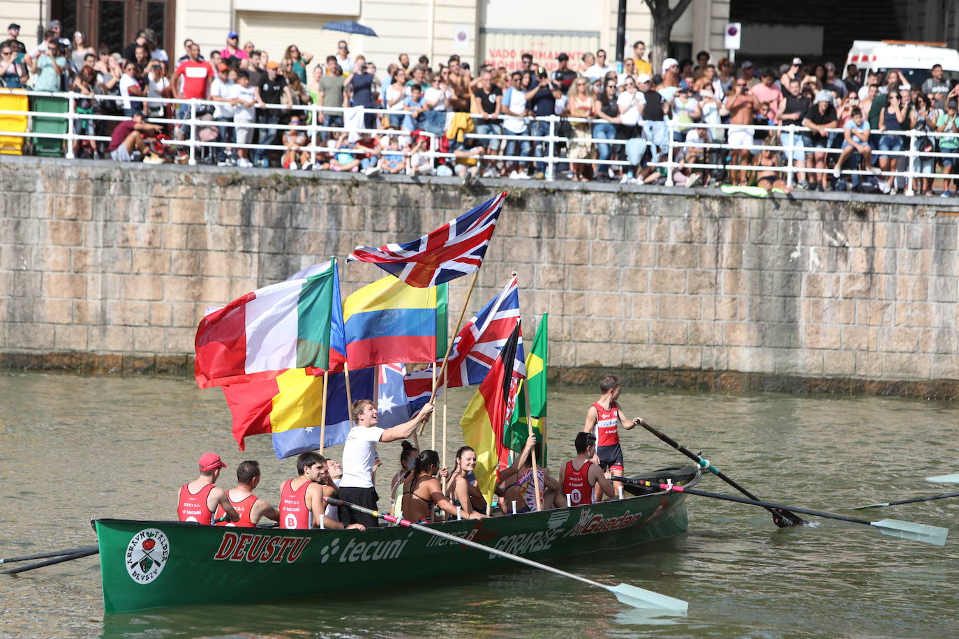 Fotos: 60.000 personas vibran con la final de saltos &#039;Red Bull Cliff Diving&#039; en Bilbao