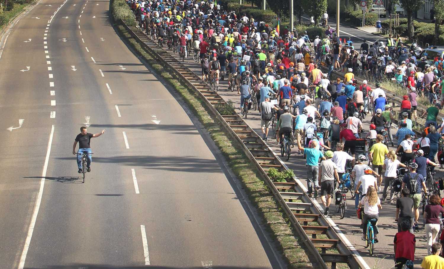 Manifestantes en bicicleta protestando contra el Salón del Motor de Frankfurt