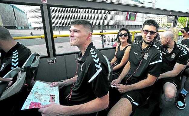 Lammers, Bouteille, Schreiner y Kulboka, en el paseo por Bilbao en el autobús turístico.