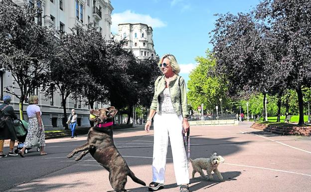 Maite, vecina de la Gran Vía, pasea a su mascota en las proximidades del parque de Doña Casilda.