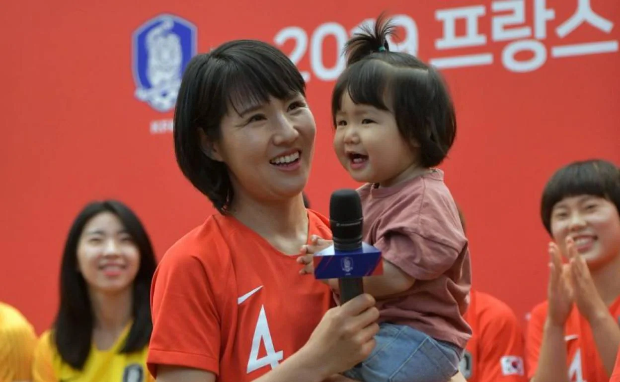 La futbolista junto a su hija antes de ir al Mundial. 
