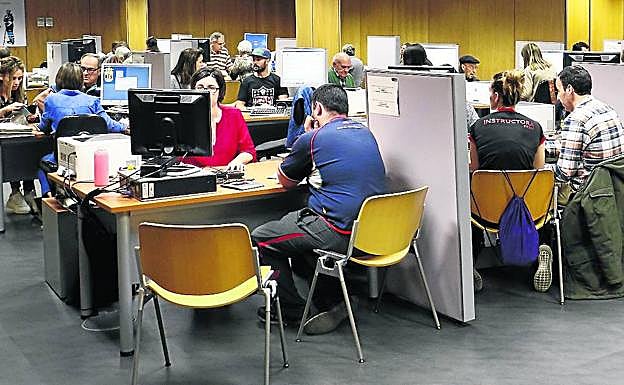 Patio de operaciones de la Hacienda alavesa, en plena declaración del IRPF.